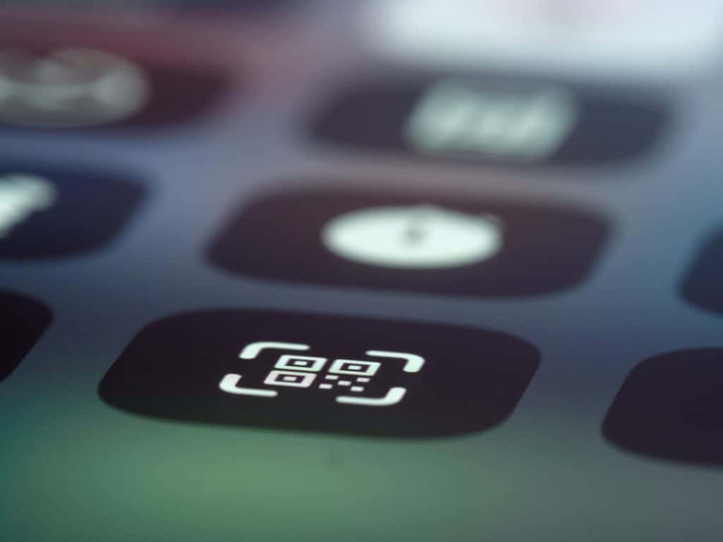 Gros plan sur un QR code brillant dans le noir