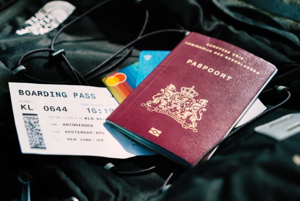 Des passeports et papiers d’identité empilés, illustrant leur protection avec EazyContact